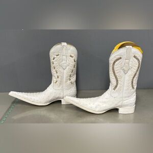 El General Ostrich Leather Men Size boots are a size 9.